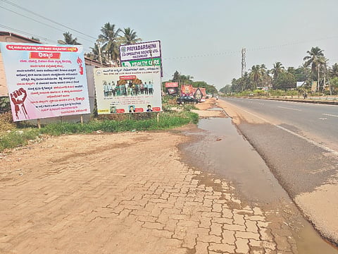 ಬಹುಮಹಡಿ ಕಟ್ಟಡದಿಂದ ಹೆದ್ದಾರಿಗೆ ತ್ಯಾಜ್ಯ ನೀರು ಹರಿಯುತ್ತಿರುವುದು.