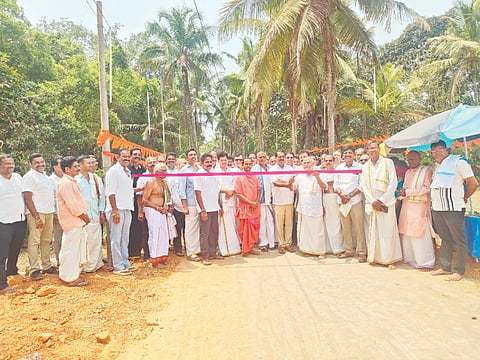 ನಡಿಬೆಟ್ಟು ಶ್ರೀ ಧೂಮಾವತಿ ದೈವಸ್ಥಾನದ ರಸ್ತೆ ಅಭಿವೃದ್ಧಿ, ಕಾಂಕ್ರಿಟೀಕರಣ ಕಾಮಗಾರಿಯನ್ನು ಶಾಸಕ ಉಮಾನಾಥ ಎ.ಕೋಟ್ಯಾನ್ ಉದ್ಘಾಟಿಸಿದರು. ಅರ್ಚಕ ಸುಬ್ರಹ್ಮಣ್ಯ ಭಟ್ ದೇಂದಡ್ಕ, ದೈವಸ್ಥಾನ ಆಡಳಿತ ಮೊಕ್ತೇಸರ ದೆಪ್ಪುಣಿ ಗುತ್ತು ಸುಧಾಕರ ಶೆಟ್ಟಿ, ಅರ್ಚಕ ಶೇಖರ ಪೂಜಾರಿ, ಜಗದೀಶ್ ಪ್ರಭು ಪನಿಕೆರೆ ಮೊದಲಾದವರಿದ್ದರು.