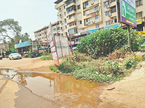  ರಾಷ್ಟ್ರೀಯ ಹೆದ್ದಾರಿಯಲ್ಲಿ ಸಂಗ್ರಹವಾಗಿರುವ ಬಹುಮಹಡಿ ಕಟ್ಟಡದ ಕೊಳಚೆ ನೀರು.