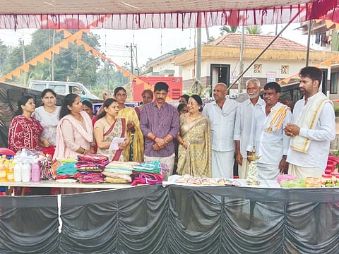 ಸಂಜೀವಿನಿ ಒಕ್ಕೂಟದ ಮಾಸಿಕ ಸಂತೆಯನ್ನು ಶ್ರೀಕ್ಷೇತ್ರದ ಆಡಳಿತ ಮೊಕ್ತೇಸರ ಉದಯಕುಮಾರ್ ಶೆಟ್ಟಿ ಉದ್ಘಾಟಿಸಿದರು.   ತೆಂಗಾಳಿ ಶಾಂತರಾಮ ಶೆಟ್ಟಿ, ಮೋಹನ ಕೋಟ್ಯಾನ್, ಉಮೇಶ್ ಭಂಡಾರಿ ಇದ್ದರು.