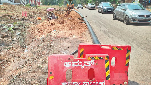ಕಾರ್ನಾಡು ಪ್ರಜಾಸೌಧದ ಬಳಿ ಪೈಪ್‌ಲೈನ್ ಹೊಂಡ ತೋಡುವ ಸಂದರ್ಭ ಬಿಎಸ್‌ಎನ್‌ಎಲ್ ಕೇಬಲ್‌ಗೆ ಹಾನಿಯಾಗಿರುವುದು.