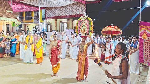 ತೋಕೂರು ದೇವಸ್ಥಾನದಲ್ಲಿ ದೇವರ ಉತ್ಸವ ಬಲಿ ನಡೆಯಿತು.