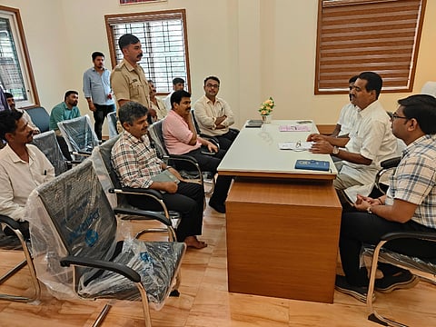 ವಿವಿಧ ಇಲಾಖೆ ಅಧಿಕಾರಿಗಳ ಜತೆ ಶಾಸಕ ಉಮಾನಾಥ ಕೋಟ್ಯಾನ್ ಮಳೆಗಾಲದ ಪೂರ್ವಸಿದ್ಧತೆ ಬಗ್ಗೆ ಸಭೆ ನಡೆಸಿದರು.