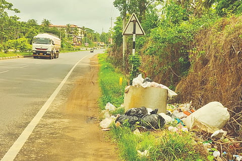 ರಾಷ್ಟ್ರೀಯ ಹೆದ್ದಾರಿ ಪಕ್ಕ ಕಸದ ರಾಶಿ