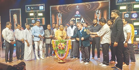 ಕೋಸ್ಟಲ್ ಫಿಲಂ ಅವಾರ್ಡ್ಸ್ ಉದ್ಘಾಟಿಸಲಾಯಿತು. ಸ್ಯಾಂಡೀಸ್ ಸಂಸ್ಥೆ ಸ್ಥಾಪಕಾಧ್ಯಕ್ಷ ಸಂದೇಶ್ ರಾಜ್ ಬಂಗೇರ, ಶರ್ಮಿಳಾ ಅಮೀನ್, ವಿನೀತ್ ಕುಮಾರ್ ಮೊದಲಾದವರಿದ್ದರು.
