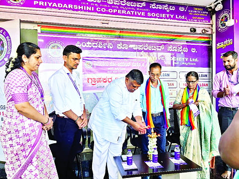 ಪ್ರಿಯದರ್ಶಿನಿ ಕೋ-ಆಪರೇಟಿವ್ ಸೊಸೈಟಿ ಕಿನ್ನಿಗೋಳಿ ಶಾಖೆಯಲ್ಲಿ ಗ್ರಾಹಕರ ದಿನವನ್ನು ಸೊಸೈಟಿ ಅಧ್ಯಕ್ಷ ವಸಂತ್ ಬೆರ್ನಾಡ್ ಉದ್ಘಾಟಿಸಿದರು. 