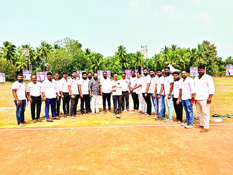 ರಾಷ್ಟ್ರಮಟ್ಟದ ಅಹರ್ನಿಶಿ ಓವರ್‌ಆರ್ಮ್ ಟೆನ್ನಿಸ್‌ಬಾಲ್ ಕ್ರಿಕೆಟ್ ಪಂದ್ಯಾಟ ಎಂ.ಮಿಥುನ್ ರೈ ಟ್ರೋಫಿ-2025ಕ್ಕೆ ಶುಕ್ರವಾರ ಚಾಲನೆ ನೀಡಲಾಯಿತು.