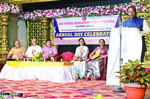 ಶ್ರೀ ವ್ಯಾಸಮಹರ್ಷಿ ವಿದ್ಯಾಪೀಠ ಶಾಲೆಯ 21ನೇ ವಾರ್ಷಿಕೋತ್ಸವದ ದ್ವಿತೀಯ ದಿನದ ಸಭಾಕಾರ್ಯಕ್ರಮದಲ್ಲಿ ಅಶೋಕ್ ಎಸ್.ಸುವರ್ಣ ಮಾತನಾಡಿದರು.