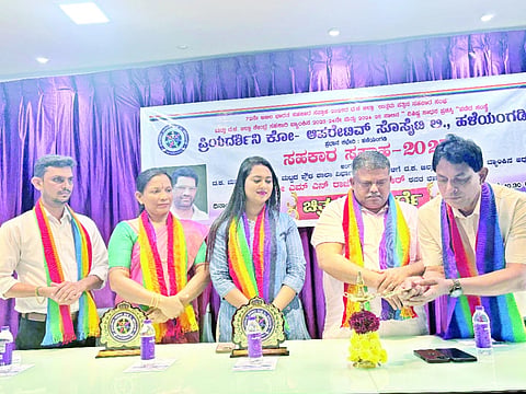  ಡಾ.ಎಂ.ಎನ್.ರಾಜೇಂದ್ರ ಕುಮಾರ್ ಅವರ ಭಾವಚಿತ್ರ ಬಿಡಿಸುವ ಸ್ಪರ್ಧೆ ಉದ್ಘಾಟಿಸಲಾಯಿತು.