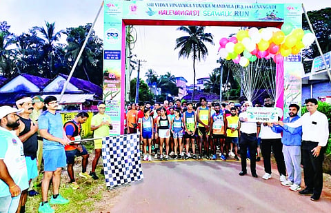 ಹಳೆಯಂಗಡಿ ಸೀವಾಕ್ ರನ್ ಓಟಕ್ಕೆ ಕಟೀಲು ದುರ್ಗಾ ಸಂಜೀವಿನಿ ಆಸ್ಪತ್ರೆ ಆಡಳಿತ ಅಧಿಕಾರಿ ಡಾ.ಶಿವಾನಂದ ಪ್ರಭು ಹಾಗೂ ಯುವ ಉದ್ಯಮಿ ರಾಹುಲ್ ಕರ್ಕಡ ಚಾಲನೆ ನೀಡಿದರು.
