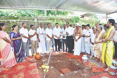  ವಿಜಯಾ ರೈತರ ಸೇವಾ ಸಹಕಾರಿ ಸಂಘದ ನೂತನ ಕಟ್ಟಡ ನಿರ್ಮಾಣಕ್ಕೆ ಶಿಲಾನ್ಯಾಸ ನಡೆಯಿತು. ಸಂಸದ ಕ್ಯಾ.ಬ್ರಿಜೇಶ್ ಚೌಟ, ಶಾಸಕ ಉಮಾನಾಥ ಕೋಟ್ಯಾನ್ ಮೊದಲಾದವರಿದ್ದರು.