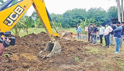 ಸವಣೂರು ತಾಲೂಕಿನ ಶಿರಬಡಗಿ ಗ್ರಾಮದ ಹೊರ ವಲಯದಲ್ಲಿರುವ ತೋಟದ ಮನೆಯ ಆವರಣದಲ್ಲಿ ಹೂತಿದ್ದ ಶವ ಹೊರ ತೆಗೆಯುತ್ತಿರುವುದು. ತಹಸೀಲ್ದಾರ್ ರವಿಕುಮಾರ ಕೊರವರ ಹಾಗೂ ಪೊಲೀಸ್, ಆರೋಗ್ಯ ಇಲಾಖೆ ಅಧಿಕಾರಿಗಳ ತಂಡ ಸ್ಥಳದಲ್ಲಿದ್ದರು.