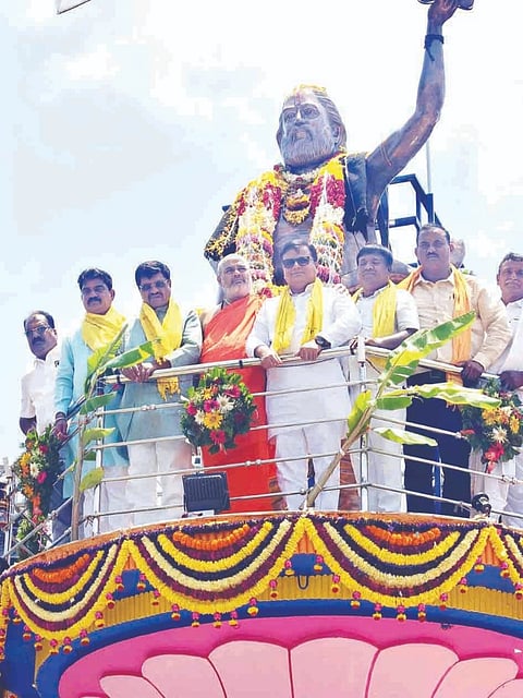 ಹಾನಗಲ್ಲಿನಲ್ಲಿ ಕನಕದಾಸರ 12 ಅಡಿ ಕಂಚಿನ ಪುತ್ಥಳಿಯನ್ನು ಶಾಸಕ ಶ್ರೀನಿವಾಸ ಮಾನೆ ಅನಾವರಣಗೊಳಿಸಿದರು. ಶ್ರೀ ನಿರಂಜನಾನಂದಪುರಿ ಸ್ವಾಮೀಜಿ, ಮಹೇಶ ಪವಾಡಿ, ಶಿವರಾಜ ಸಜ್ಜನರ ಇತರರಿದ್ದರು. 