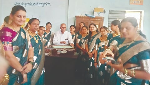 ನರಗುಂದ ತಾಲೂಕಿನ ಚಿಕ್ಕನರಗುಂದದ ಡಿ.ಎಸ್. ಕೆಂಚನಗೌಡ್ರ ಸರ್ಕಾರಿ ಪ್ರೌಢ ಶಾಲೆಯ ಹಳೆಯ ವಿದ್ಯಾರ್ಥಿಗಳು ಗುರುನಮನ ಗೀತೆ ಪ್ರಸ್ತುತಪಡಿಸಿದರು. ನಿವೃತ್ತ ಸಂಗೀತ ಶಿಕ್ಷಕ ಶ್ರೀನಿವಾಸ ಇನಾಂದಾರ, ರೇಣುಕಾ ಹೂಲಿ, ನಿರ್ಮಲಾ ಹನಸಿ, ಗೀತಾ ಕಂಬಳಿ ಇತರರಿದ್ದರು.