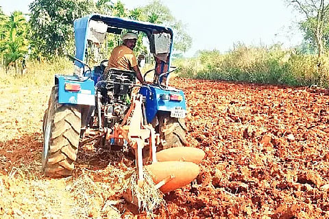 ಆನಗೋಡು ಹೋಬಳಿ ನರಗನಹಳ್ಳಿ ಗ್ರಾಮದಲ್ಲಿ ಟ್ರ್ಯಾಕ್ಟರ್ ಮೂಲಕ ಮಾಗಿ ಉಳುಮೆ ಮಾಡುತ್ತಿರುವುದು. ploughing