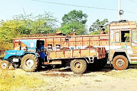 ಮಾಯಕೊಂಡ ಸಮೀಪದ ಹೆದ್ನೇ ಗ್ರಾಮದಲ್ಲಿ ಮೈಸೂರಿಂದ ಆಮದು ಮಾಡಿಕೊಂಡ ಸಗಣಿ ಗೊಬ್ಬರವನ್ನು ಟ್ರ್ಯಾಕ್ಟರ್‌ಗೆ ತುಂಬುತ್ತಿರುವುದು. manure