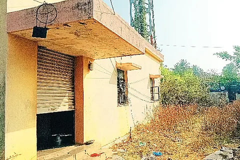 ಮಾಯಕೊಂಡ ಗ್ರಾಮದಲ್ಲಿ ಪಾಳು ಬಿದ್ದಿರುವ ಬಿಎಸ್‌ಎನ್‌ಎಲ್ ಕಚೇರಿ. BSNL Office