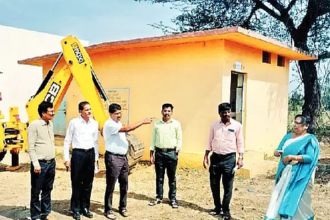 ಮಾಯಕೊಂಡ ಕರ್ನಾಟಕ ಪಬ್ಲಿಕ್ ಶಾಲೆಗೆ ಗುರುವಾರ ಡಿಡಿಪಿಐ ಜಿ. ಕೊಟ್ರೇಶ್, ಬಿಇಒ ಪುಷ್ಪಲತಾ, ಜಿಪಂ ಮುಖ್ಯ ಇಂಜಿನಿಯರ್ ಶಿವಕುಮಾರ್, ಪಿಡಿಒ ಹನುಮಂತಪ್ಪ ಸೇರಿ ಹಲವು ಅಧಿಕಾರಿಗಳು ಭೇಟಿ ನೀಡಿ ಶೌಚಗೃಹ, ಕುಡಿಯುವ ನೀರು ಸೇರಿ ಇತರ ಮೂಲಸೌಕರ್ಯಗಳನ್ನು ಪರಿಶೀಲಿಸಿದರು.Inspection