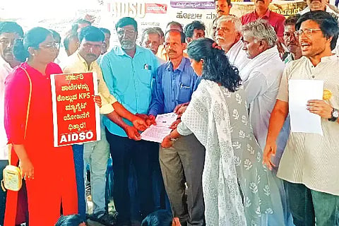 ನಲ್ಕುಂದ ಗ್ರಾಮದಲ್ಲಿ ಶುಕ್ರವಾರ ಆಯೋಜಿಸಿದ್ದ ಹೋಬಳಿ ಮಟ್ಟದ ಪಾಲಕರು ಹಾಗೂ ಹೋರಾಟಗಾರರ  ಸಮಾವೇಶದಲ್ಲಿ ಮ್ಯಾಗ್ನೆಟ್ ಶಾಲಾ ಯೋಜನೆ ರದ್ದುಪಡಿಸುವಂತೆ ಒತ್ತಾಯಿಸಿ ಶಿಕ್ಷಣ ಇಲಾಖೆ ಅಧಿಕಾರಿಗಳಿಗೆ ಎಐಡಿಎಸ್‌ಒದಿಂದ ಮನವಿ ಸಲ್ಲಿಸಲಾಯಿತು. ಸಿ.ಎಂ. ಅಪೂ ರ್ವಾ, ಪೂಜಾ ನಂದಿಹಳ್ಳಿ, ಮಹಾರುದ್ರಪ್ಪ, ಮಧು ತೊಗಲೇರಿ ಇತರರಿದ್ದರು.Conference