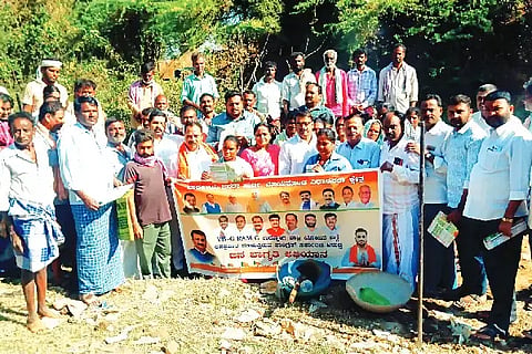 ಮಾಯಕೊಂಡ ಬಿಜೆಪಿ ಘಟಕದಿಂದ ಹಮ್ಮಿಕೊಂಡಿರುವ ವಿಬಿ- ಜಿ ರಾಮ್- ಜಿ ಯೋಜನೆಯ ಕುರಿತ ಜನಜಾಗೃತಿ ಅಭಿಯಾನದ ಅಂಗವಾರ ಶುಕ್ರವಾರ ಮಾಯಕೊಂಡ ಹೋಬಳಿಯ ಹಿಂಡಿಸಕಟ್ಟೆ ಸಮೀಪ ಹಳ್ಳದ ಊಳೆತ್ತುವ ಕಾಮಗಾರಿ ಸ್ಥಳಕ್ಕೆ ಮಾಜಿ ಶಾಸಕ ಎಂ. ಬಸವರಾಜ್ ನಾಯ್ಕ ಭೇಟಿ ನೀಡಿ ಪರಿಶೀಲಿಸಿದರು. ಬಿ.ಜಿ. ಸಚಿನ್, ಅಣಬೇರು ಜೀವನ್ ಮೂರ್ತಿ ಇತರರಿದ್ದರು.NREGA