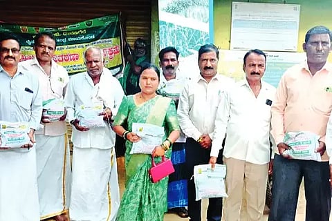 ಮಾಯಕೊಂಡ ಗ್ರಾಮದ ರೈತ ಸಂಪರ್ಕ ಕೇಂದ್ರದಲ್ಲಿ ಶುಕ್ರವಾರ ಮೆಕ್ಕೆಜೋಳ ಮತ್ತು ತೊಗರಿ ಬಿತ್ತನೆ ಬೀಜಗಳ ವಿತರಣಾ ಕಾರ್ಯಕ್ರಮದಲ್ಲಿ ಗ್ರಾಪಂ ಅಧ್ಯಕ್ಷೆ ಸುನಿತಾ ಹನುಮಂತಪ್ಪ,  ಲಕ್ಷ್ಮಣ, ಕೆ. ಬೀರಪ್ಪ, ಎಸ್.ಜಿ. ರುದ್ರೇಶ್ ಇತರರಿದ್ದರು.seeds