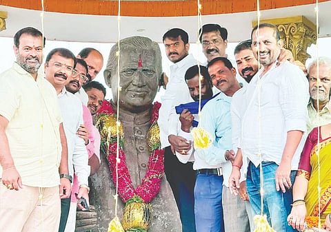 ಹುಣಸೂರಿನ ದೇವರಾಜ ಅರಸು ಪುತ್ಥಳಿಗೆ ಮಾಲಾರ್ಪಣೆ ಮಾಡಿ ಗೌರವ ಸಲ್ಲಿಸಿದ ಶಾಸಕ ಹರೀಶ್‌ಗೌಡ ಹಾಗೂ ಮುಖಂಡರು. 
