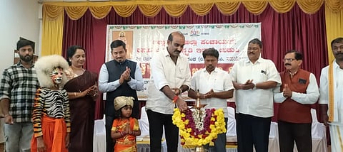 ಉಡುಪಿಯಲ್ಲಿ ಆಯೋಜಿಸಿದ್ದ ಮಡಿವಾಳ ಮಾಚಿದೇವ ಜಯಂತಿಯನ್ನು ಯಶ್​ಪಾಲ್​ ಸುವರ್ಣ ಉದ್ಘಾಟಿಸಿದರು. ಡಾ. ಗಣನಾಥ್​ ಶೆಟ್ಟಿ ಎಕ್ಕಾರು, ಎಂ.ಎ. ಗಫೂರ್​​, ಅಬೀದ್​ ಗದ್ಯಾಳ, ಪೂರ್ಣಿಮಾ, ದಿನಕರ್​ ಹೇರೂರು, ಪ್ರದೀಪ್​ ಮಡಿವಾಳ ಹೆರ್ಗ ಇದ್ದರು.