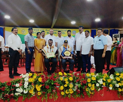 ಉಡುಪಿ ಜಿಲ್ಲಾ ಮಾಜಿ ಸೈನಿಕರ ವಿವಿಧೋದ್ದೇಶ ಸಹಕಾರ ಸಂಘದ ಅಧ್ಯಕ್ಷ ಡಾ. ಎಫ್​ಇಎ ರೋಡ್ರಿಗಸ್​, ಸಿಇಒ ಪರಮಶಿವ ಅವರು ಸಾಧನಾ ಪ್ರಶಸ್ತಿ ಸ್ವೀಕರಿಸಿದರು. ಡಾ. ಎಂ.ಎನ್​. ರಾಜೇಂದ್ರಕುಮಾರ್​, ಲಾವಣ್ಯಾ, ಎಚ್​. ರಮೇಶ್​, ಬಿ.ಜಯಕರ್​ ಶೆಟ್ಟಿ ಇಂದ್ರಾಳಿ ಇತರರಿದ್ದರು.