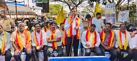 ಮಂಡ್ಯ ನಗರದ ಜೆ.ಸಿ ವೃತ್ತದಲ್ಲಿ ಆಯೋಜಿಸಿದ್ದ ಮಡಿವಾಳ ಮಾಚಿದೇವರ ಜಯಂತ್ಯುತ್ಸವದಲ್ಲಿ ಜಿಲ್ಲಾಧಿಕಾರಿ ಡಾ.ಕುಮಾರ ಮಾತನಾಡಿದರು.