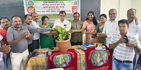   ಮಂಡ್ಯ ನಗರದ ಸರ್ಕಾರಿ ಪದವಿ ಪೂರ್ವ ಕಾಲೇಜಿನಲ್ಲಿ ಆಯೋಜಿಸಿದ್ದ ಕಾರ್ಯಕ್ರಮವನ್ನು ಸೌತ್ ಮಲ್ಟಿಪಲ್ ಕೌನ್ಸಿಲ್ ಅಧ್ಯಕ್ಷ ಕೆ.ಟಿ.ಹನುಮಂತು ಉದ್ಘಾಟಿಸಿದರು.  