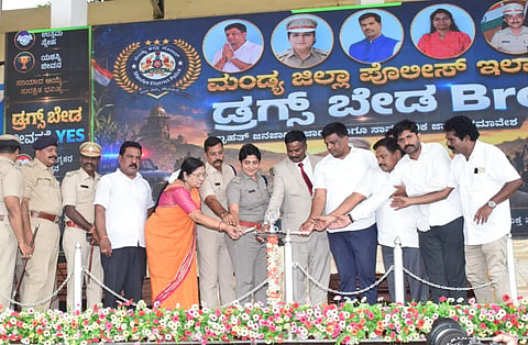 ಮಂಡ್ಯ ನಗರದ ಸರ್‌ಎಂವಿ ಕ್ರೀಡಾಂಗಣದಲ್ಲಿ ಆಯೋಜಿಸಿದ್ದ ಬೃಹತ್ ಜನಜಾಗೃತಿ ಜಾಥಾ ಹಾಗೂ ಸಮಾವೇಶವನ್ನು ಶಾಸಕ ಪಿ.ರವಿಕುಮಾರ್ ಗಣಿಗ ಉದ್ಘಾಟಿಸಿದರು.