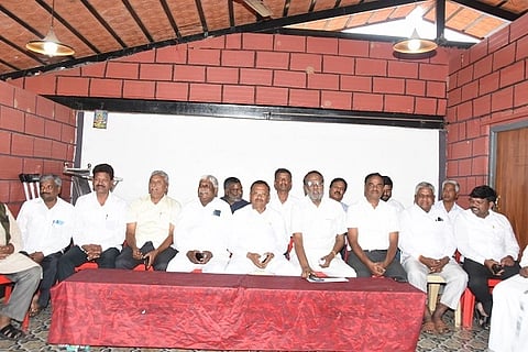 ತುಮಕೂರಿನಲ್ಲಿ ಕರ್ನಾಟಕ ಮಾದರ ಮಹಾಸಭಾದ ಜಿಲ್ಲಾಧ್ಯಕ್ಷ ವೈ.ಎಚ್​.ಹುಚ್ಚಯ್ಯ ಸುದ್ದಿಗೋಷ್ಠಿಯಲ್ಲಿ ಮಾತನಾಡಿದರು. ವೈ.ಕೆ. ಬಾಲಕೃಷ್ಣಪ್ಪ, ನರಸೀಯಪ್ಪ, ಪಾವಗಡ ಶ್ರೀರಾಮ್​, ಕೊಟ್ಟ ಶಂಕರ್​, ಹೊಳಕಲ್ಲು ಆಂಜನಪ್ಪ, ವಿಭೂತಿ ಸಿದ್ಧಪ್ಪ, ಡಾ.ಮುಕುಂದ, ಸಿ.ಗಂಗರಾಜು, ಗೂಳರಿವೆ ನಾಗರಾಜ್​, ರಂಗಧಾಮಯ್ಯ, ಕವಣದಾಳ ಶಿವಣ್ಣ, ಮಂಜುನಾಥ್​, ಮಹದೇವ್​ ಮತ್ತಿತರರು ಇದ್ದರು.