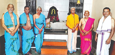 ಕಲಬುರಗಿ ಸಂಗಮೇಶ್ವರ ಬಡಾವಣೆಯ ಶ್ರೀಯಾಜ್ಞವಲ್ಕÈ ಭವನದಲ್ಲಿ ಭಾನುವಾರ ಆಯೋಜಿಸಿದ್ದ ಶ್ರೀ ಮಾಧವತೀರ್ಥರ ಆರಾಧನಾ ಮಹೋತ್ಸವದಲ್ಲಿ ಅಶೋಕ ಮಳ್ಳಿ, ವೆಂಕಟೇಶ ಕುಲಕರ್ಣಿ, ವಿನೂತ್ ಜೋಶಿ ಇತರರಿದ್ದರು.