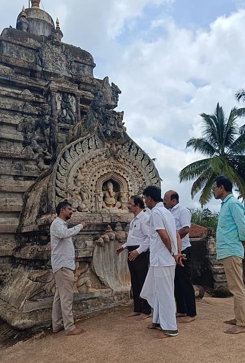 ಶಿರಸಿ ತಾಲೂಕು ಬನವಾಸಿ ಮಧುಕೇಶ್ವರ Madhukeshwar ದೇವಾಲಯ ಸೋರುವ ಹಿನ್ನೆಲೆಯಲ್ಲಿ ಹೋರಾಟ ಸಮಿತಿ ಸದಸ್ಯರು ಹಾಗೂ ಪುರಾತತ್ವ ಇಲಾಖೆ ಅಧಿಕಾರಿಗಳು ಪರಿಶೀಲನೆ ನಡೆಸಿದರು