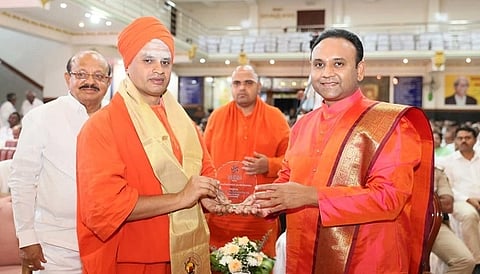   ತುಮಕೂರಿನಲ್ಲಿ ಆಯೋಜಿಸಿದ್ದ ದಿವ್ಯ ಸಂಜೆ  ಹಾಗೂ ಸಂವಾದ ಕಾರ್ಯಕ್ರಮದಲ್ಲಿ ಸದ್ಗುರು ಶ್ರೀ ಮಧುಸೂದನ ಸಾಯಿ ಅವರೊಂದಿಗೆ ಸಿದ್ದಗಂಗಾ ಮಠದ ಕಿರಿಯ ಶ್ರೀ ಶಿವಸಿದ್ದೇಶ್ವರ ಸ್ವಾಮೀಜಿ, ಟಿ.ಬಿ.ಜಯಚಂದ್ರ ಇದ್ದರು. 