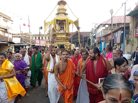 ಮಧ್ವ ನವಮಿ ನಿಮಿತ್ತ ಉಡುಪಿ ರಥಬೀದಿಯಲ್ಲಿ ಆಚಾರ್ಯರ ಭಾವಚಿತ್ರವಿರುವ ಸ್ವರ್ಣರಥವನ್ನು ಭಕ್ತರೊಂದಿಗೆ ಸೇರಿ ಶೀರೂರು ವೇದವರ್ಧನ ತೀರ್ಥ ಶ್ರೀಪಾದರೂ ಎಳೆದರು.