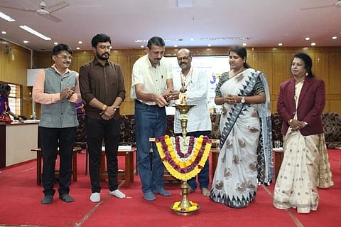 ತುಮಕೂರು ವಿಶ್ವವಿದ್ಯಾನಿಲಯದ ಪತ್ರಿಕೋದ್ಯಮ ವಿಭಾಗ ಹಮ್ಮಿಕೊಂಡಿದ್ದ ರಾಜ್ಯಮಟ್ಟದ ಮಾಧ್ಯಮ ಹಬ್ಬ "ಇಂಪ್ರೆಶನ್​ 2026' ಅನ್ನು ರವಿಶಂಕರ್​ ಕೆ. ಭಟ್​ ಉದ್ಘಾಟಿಸಿದರು. ಶೋಭಾ ಮಳವಳ್ಳಿ, ಪ್ರೊ.ಎಚ್​.ಎಸ್​.ಮೋಹನ್​ , ಎಲ್​.ಯೋಗೇಶ್​,  ಡಾ. ಜಿ. ದಾಕ್ಷಾಯಣಿ, ಡಾ.ಕೆ.ವಿ.ಸಿಬಂತಿ ಪದ್ಮನಾಭ ಇದ್ದರು. 