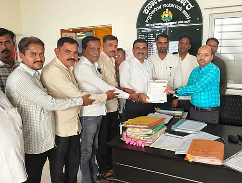 ಶಿಕ್ಷಕರಿಗೆ 'ಶಿಕ್ಷಕರ ಅರ್ಹತಾ ಪರೀಕ್ಷೆ' ಅನ್ವಯಕ್ಕೆ ಸಂಬಂಧಿಸಿದಂತೆ ಸುಪ್ರೀಂಕೋರ್ಟ್ ತೀರ್ಪಿನ ಮರು ಪರಿಶೀಲನೆ ಕುರಿತು ರಾಜ್ಯ ಸರ್ಕಾರ ಮಧ್ಯಸ್ಥಿಕೆ ವಹಿಸಬೇಕು ಎಂದು ಒತ್ತಾಯಿಸಿ ಕರ್ನಾಟಕ ರಾಜ್ಯ ಮಾಧ್ಯಮಿಕ ಶಿಕ್ಷಕ ಸಂಘದ ಪದಾಧಿಕಾರಿಗಳು ಬೀದರ್‍ನಲ್ಲಿ ಹೆಚ್ಚುವರಿ ಜಿಲ್ಲಾಧಿಕಾರಿಗೆ ಮನವಿ ಪತ್ರ ಸಲ್ಲಿಸಿದರು.