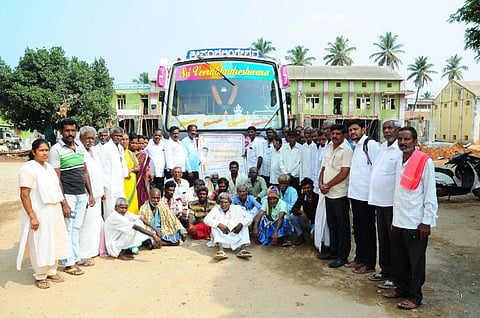   ಬೆಂಗಳೂರಿನಲ್ಲಿ ನಡೆಯಲಿರುವ ಅಹೋರಾತ್ರಿ ಧರಣಿ ಬೆಂಬಲಿಸಿ ಮಡಿವಾಳ ಸಮುದಾಯದ ಜನರು ಮಂಡ್ಯದಿಂದ ತೆರಳಿದರು.