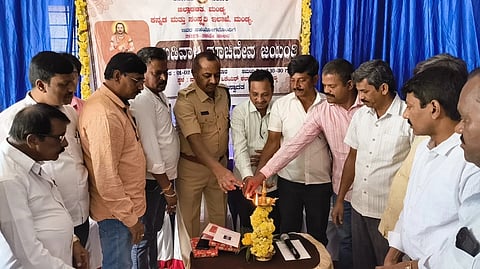 ಮಂಡ್ಯದಲ್ಲಿ ಆಯೋಜಿಸಿದ್ದ ಮಡಿವಾಳ ಮಾಚಿದೇವ ಜಯಂತಿಯನ್ನು ಎಎಸ್ಪಿ ಎಸ್.ಇ.ಗಂಗಾಧರಸ್ವಾಮಿ ಉದ್ಘಾಟಿಸಿದರು.