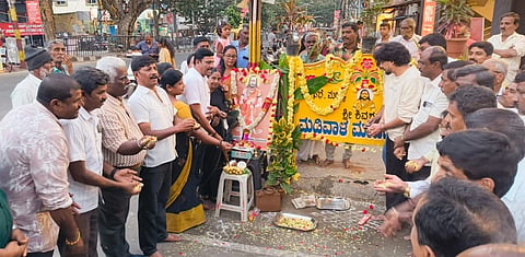 ಮಂಡ್ಯದಲ್ಲಿ ಆಯೋಜಿಸಿದ್ದ ಕಾರ್ಯಕ್ರಮದಲ್ಲಿ ಮಡಿವಾಳ ಮಾಚಿದೇವರ ಭಾವಚಿತ್ರಕ್ಕೆ ಪುಷ್ಪಾರ್ಚನೆ ಸಲ್ಲಿಸಿದರು. 