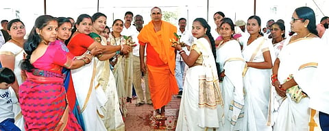 madiwal ಹುಬ್ಬಳ್ಳಿಯ ಕೇಶ್ವಾಪುರದಲ್ಲಿ ಏರ್ಪಡಿಸಿದ್ದ ಮಡಿವಾಳ ಮಾಚಿದೇವ ಜಯಂತಿ ಕಾರ್ಯಕ್ರಮದಲ್ಲಿ ಸದ್ಗುರು ಶ್ರೀ ಬಸವಾನಂದ ಸ್ವಾಮೀಜಿ ಅವರನ್ನು ಗೌರವಿಸಲಾಯಿತು. ಸಂತೋಷ ಚಲವಾದಿ, ಸತೀಶ ಚಲವಾದಿ, ನಾಗಪ್ಪ ಎರಕುಪ್ಪಿ, ರಾಮು ಯಾದಗಿರಿ, ಪ್ರಶಾಂತ ಕಟ್ಟಿಮನಿ, ವಿಷ್ಣು ಕಟ್ಟಿಮನಿ, ಗಣೇಶ ಕಟ್ಟಿಮನಿ, ಇತರರು ಇದ್ದರು.