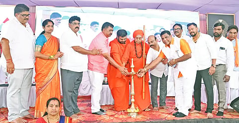 madiwal machidev ಹುಬ್ಬಳ್ಳಿಯ ಮಡಿವಾಳನಗರದಲ್ಲಿ ಏರ್ಪಡಿಸಿದ್ದ ಮಾಚಿದೇವರ ದೇವಸ್ಥಾನದ ವಾರ್ಷಿಕೋತ್ಸವ ಉದ್ಘಾಟನೆಯಲ್ಲಿ ಡಾ. ಬಸವ ಮಾಚಿದೇವ ಸ್ವಾಮೀಜಿ, ಮೂರುಸಾವಿರ ಮಠದ ಶ್ರೀ ಗುರುಸಿದ್ಧರಾಜಯೋಗೀಂದ್ರ ಸ್ವಾಮೀಜಿ, ರಘು ಕೌಟಿಲ್ಯ, ಪ್ರಕಾಶ ಪಾಟೀಲ, ರಮೇಶ ಮಹಾದೇವಪ್ಪನವರ, ಗಣೇಶ ಮಡಿವಾಳರ, ಸಂದೀಪ ಹುಣಚಿ, ಸತೀಶ ಕೌತಾಳ, ಇತರರು ಇದ್ದರು.