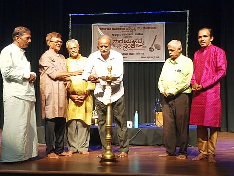 ಉಡುಪಿಯಲ್ಲಿ ಆಯೋಜಿಸಿದ್ದ ಮಧುಮಾಸದ ಸಂಜೆ ಸಂಗೀತ ಕಾರ್ಯಕ್ರಮವನ್ನು ಎಂ.ನಾರಾಯಣ ಹೆಗಡೆ ಉದ್ಘಾಟಿಸಿದರು. ಪ್ರೊ. ಎಂ.ಎಲ್​. ಸಾಮಗ, ಸತೀಶ್​ ಕುಮಾರ್​ ಕೆಮ್ಮಣ್ಣು, ತುಳಸೀದಾಸ್​ ಇದ್ದರು.