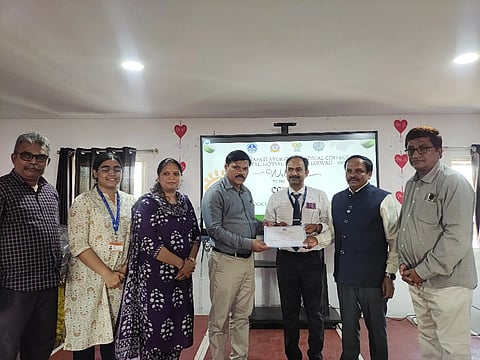 Ayurved survey ರಾಷ್ಟ್ರೀಯ ಸಮೀಕ್ಷೆಗೆ ತಜ್ಞ ವೈದ್ಯರಾಗಿ ಆಯ್ಕೆಯಾದ ಧಾರವಾಡ ಮಹಾಗಣಪತಿ ಆಯುರ್ವೇದ ವೈದ್ಯಕಿಯ ಮಹಾವಿದ್ಯಾಲಯ ಪ್ರಾಧ್ಯಾಪಕ ಡಾ. ವೀರಯ್ಯ ಹಿರೇಮಠ ಅವರನ್ನು ಟ್ರಸ್ಟ್​ ಚೇರ್ಮನ್​ ಡಾ. ಅಶೋಕ ಬಂಗಾರಶೆಟ್ಟರ್​ ಅಭಿನಂದಿಸಿದರು.