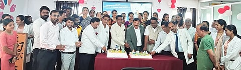 doctors day ಧಾರವಾಡದ ಮಹಾಗಣಪತಿ ಆಯುರ್ವೇದ ಮೆಡಿಕಲ್​ ಕಾಲೇಜಿನಲ್ಲಿ ವೈದ್ಯರ ದಿನ ಆಚರಿಸಲಾಯಿತು. ಡಾ. ಅಶೋಕ ಬಂಗಾರಶೆಟ್ಟರ, ಡಾ. ಎಸ್​.ವಿ. ತೆಗ್ಗಿ, ಡಾ. ವೀರೇಶ ಹಿರೇಮಠ, ಡಾ. ಮೋಹನ ನುಚ್ಚಿ ಇತರರು ಇದ್ದರು.