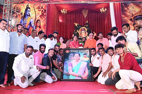 ಮಹಾಲಕ್ಷ್ಮಿ ಲೇಔಟ್ ಗಣೇಶೋತ್ಸವದಲ್ಲಿ ಮಾಜಿ ಉಪಮೇಯರ್ ಹೇಮಲತ ಗೋಪಾಲಯ್ಯ ಅವರಿಗೆ ಕರುನಾಡ ಮಹಾಲಕ್ಷ್ಮಿ ಪ್ರಶಸ್ತಿ ಪ್ರದಾನ ಮಾಡಲಾಯಿತು. ಆದಿಚುಂಚನಗಿರಿ ಡಾ.ನಿರ್ಮಲಾನಂದನಾಥ ಸ್ವಾಮೀಜಿ, ಕೇಂದ್ರ ಸಚಿವೆ ಶೋಭಾ ಕರಂದ್ಲಾಜೆ ಮತ್ತಿತರರು ಉಪಸ್ಥಿತರಿದ್ದರು. .