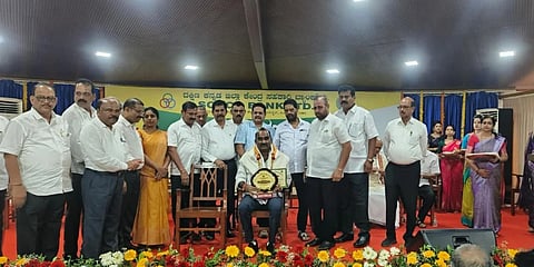 ಮಂಗಳೂರಿನಲ್ಲಿ ನಡೆದ ದ.ಕ. ಜಿಲ್ಲಾ ಕೇಂದ್ರ ಸಹಕಾರಿ ಬ್ಯಾಂಕ್​ನ ವಾರ್ಷಿಕ ಮಹಾಸಭೆಯಲ್ಲಿ ಡಾ.ಎಂ.ಎನ್​. ರಾಜೇಂದ್ರಕುಮಾರ್​ ಅವರು ಯಶ್​ಪಾಲ್​ ಸುವರ್ಣ ಅವರಿಗೆ 'ಸಾಧನಾ' ಪ್ರಶಸ್ತಿ ಪ್ರದಾನ ಮಾಡಿದರು. ಜಯಕರ್​ ಶೆಟ್ಟಿ ಇಂದ್ರಾಳಿ, ದೇವಿಪ್ರಸಾದ್​ ಶೆಟ್ಟಿ ಹಾಗೂ ಸಹಕಾರಿ ಮುಖಂಡರು ಇದ್ದರು.