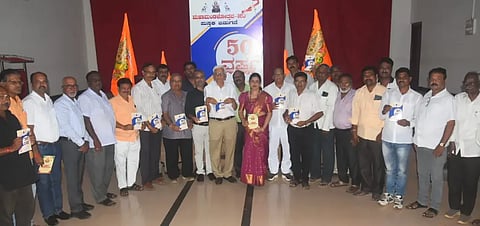 book release ಹುಬ್ಬಳ್ಳಿಯಲ್ಲಿ ಮಂಗಳವಾರ ಮಹಾಮಂಡಳೋತ್ಸವ-50 ಪುಸ್ತಕವನ್ನು ಡಾ. ಜಿತೇಂದ್ರ ಮಜೇಥಿಯಾ ಬಿಡುಗಡೆ ಮಾಡಿದರು. ಶ್ರೀನಿವಾಸ ಏಕಬೋಟೆ, ಶ್ರೀನಿವಾಸ ಬೋಚಗೇರಿ, ಅನಿತಾ ಜಡಿ, ಶಾಂತರಾಜ ಪೋಳ, ಅಮರೇಶ ಹಿಪ್ಪರಗಿ, ಎಸ್​.ಎಸ್​. ಕಮಡೊಳ್ಳಿಶೆಟ್ಟರ ಇತರರು ಇದ್ದರು.