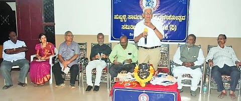 public ganesh ಹುಬ್ಬಳ್ಳಿಯಲ್ಲಿ ಭಾನುವಾರ ಏರ್ಪಡಿಸಿದ್ದ ಸಾರ್ವಜನಿಕ ಶ್ರೀ ಗಣೇಶೋತ್ಸವ ಸಮಿತಿಗಳ ಮಹಾಮಂಡಳದ ವಾರ್ಷಿಕ ಮಹಾಸಭೆಯಲ್ಲಿ ಡಾ. ಜಿತೇಂದ್ರ ಮಜೇಥಿಯಾ ಮಾತನಾಡಿದರು. ಶಾಂತರಾಜ ಪೋಳ, ಅಲ್ತಾಫ ಕಿತ್ತೂರ, ಶ್ರೀನಿವಾಸ ಏಕಬೋಟೆ, ಶ್ರೀನಿವಾಸ ಬೋಚಗೇರಿ, ಅನಿತಾ ಜಡಿ, ಅಮರೇಶ ಹಿಪ್ಪರಗಿ, ಎಸ್​.ಎಸ್​. ಕಮಡೊಳ್ಳಿಶೆಟ್ಟರ್​ ಇತರರು ಇದ್ದರು.